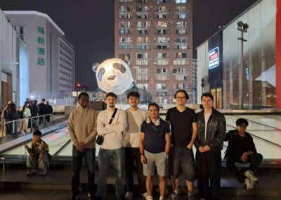 Groupe devant un panda géant