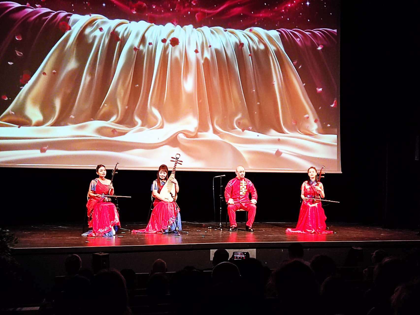 Ensemble musical traditionnel sur scène