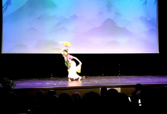 Danseuse avec un éventail et une écharpe